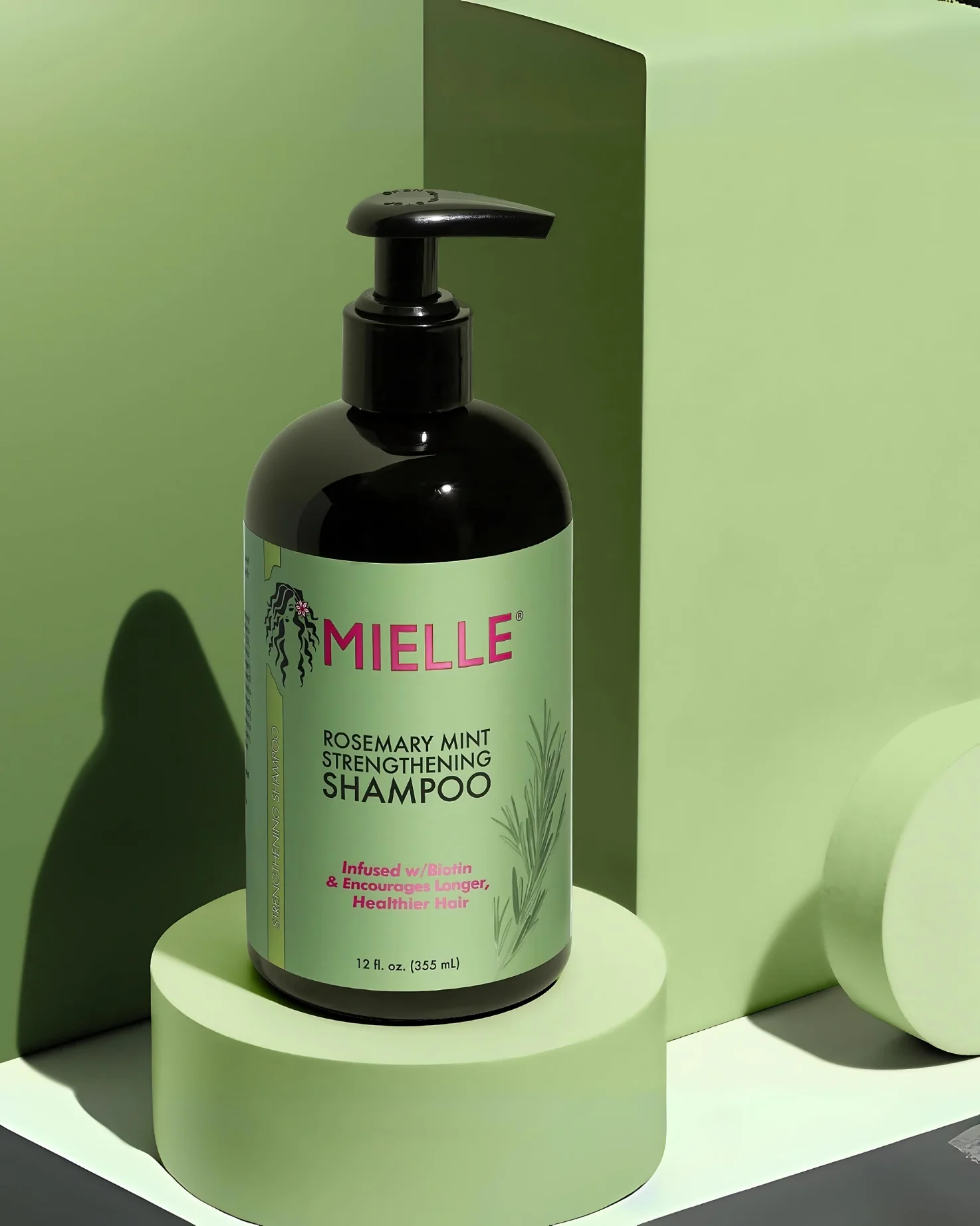 Mielle-Rosemary-Mint-Strengthening-Shampoo-bottle-photograph